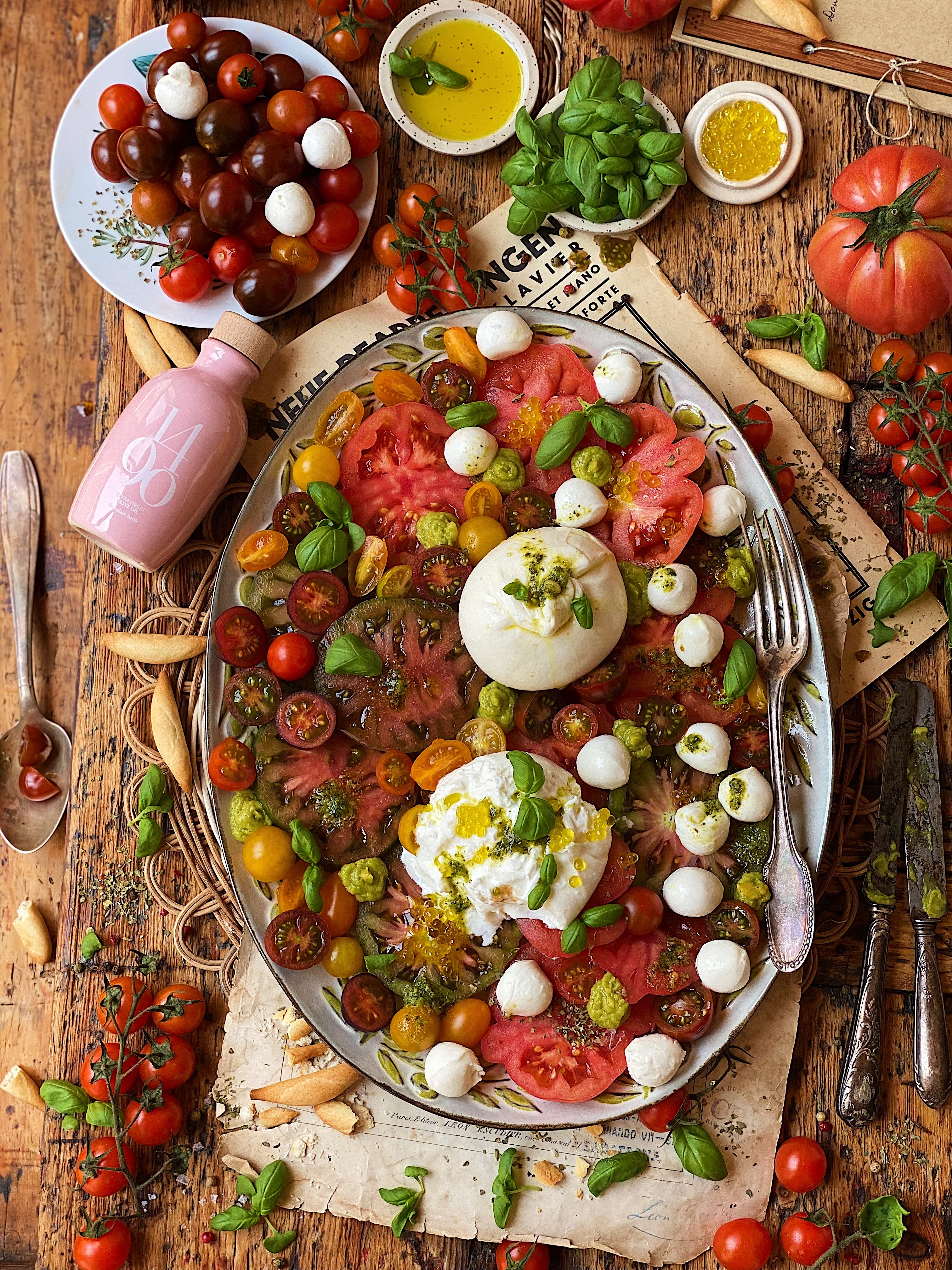 Ensalada de tomate, burrata y albahaca, la receta del verano.