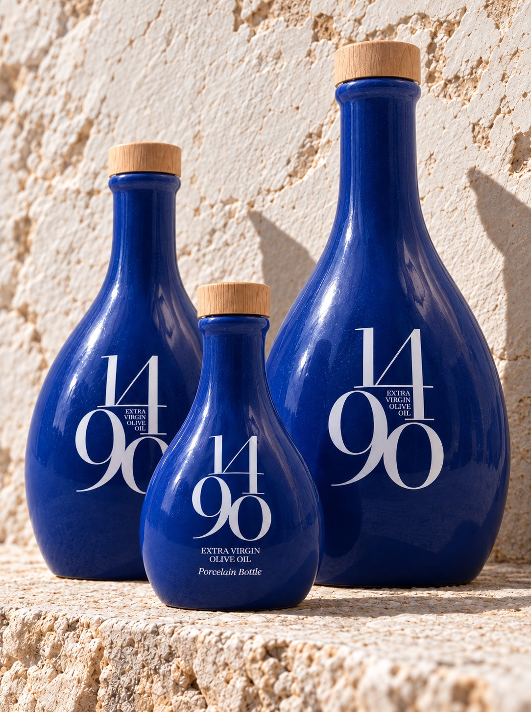 La frasca de porcelana 1490 al sol sobre un muro de piedra caliza
