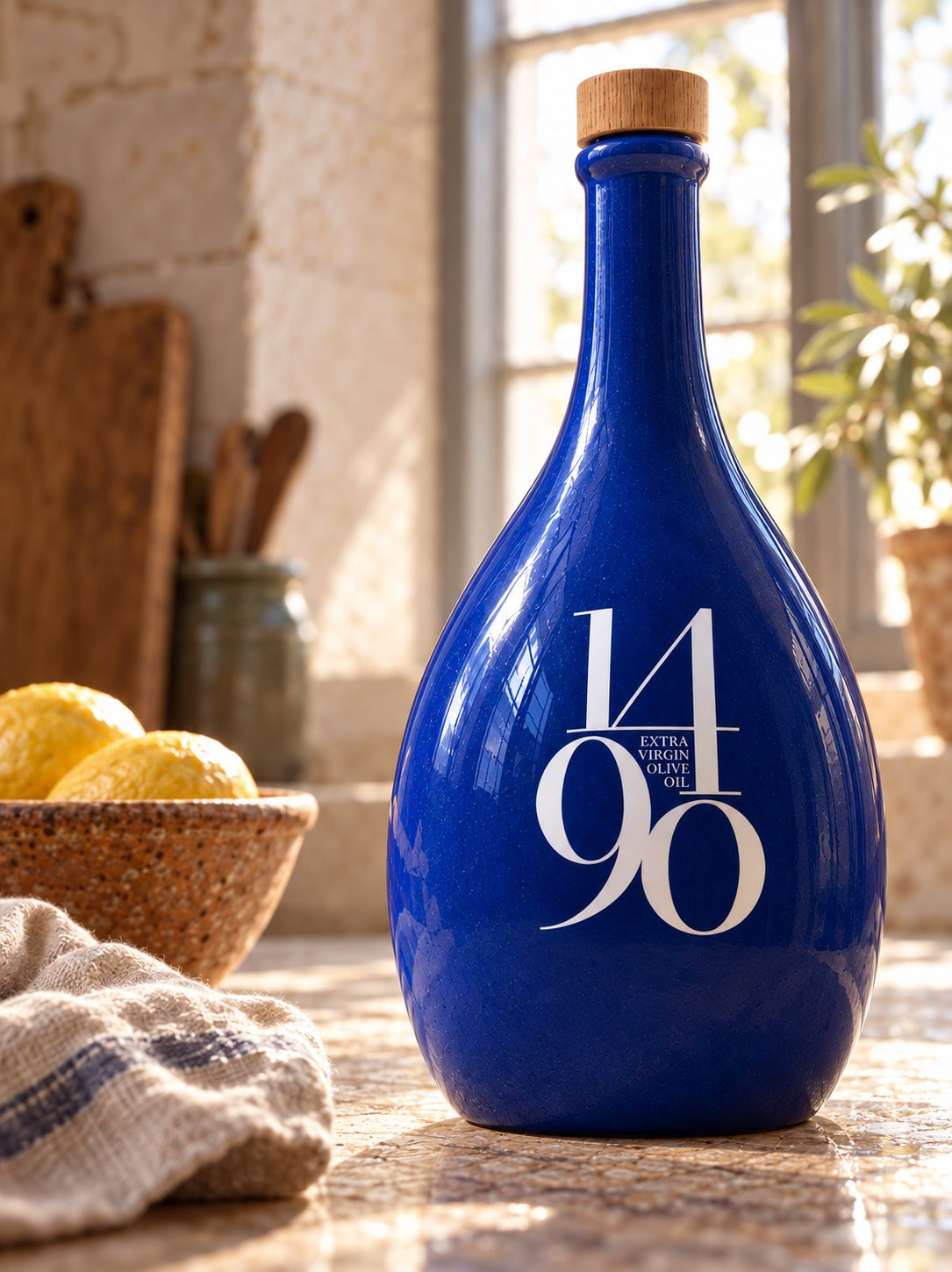 La frasca 1490 sobre la encimera de una cocina mediterranea