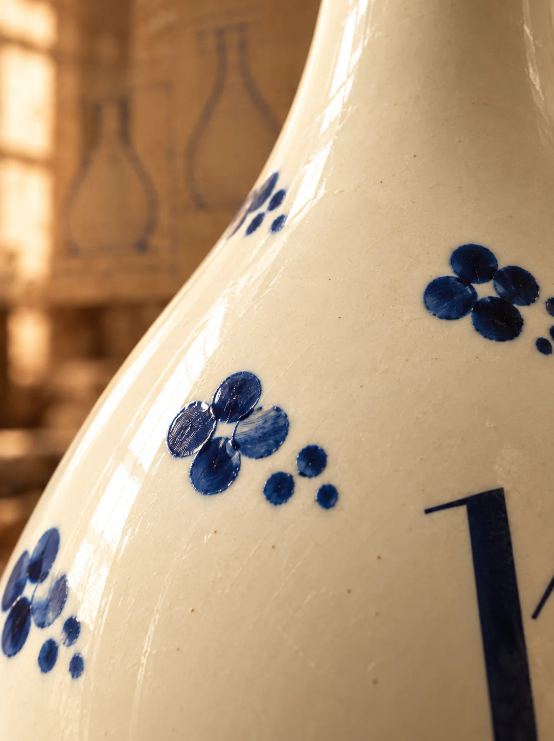 Detalle del vidriado y de las flores de cobalto pintadas a mano sobre la porcelana