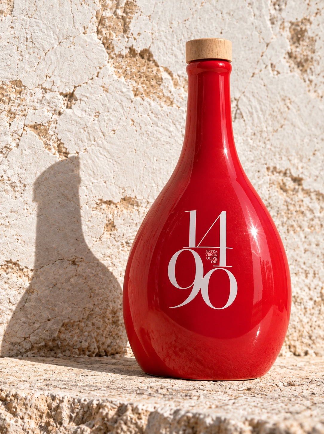 La frasca de porcelana 1490 al sol sobre un muro de piedra caliza