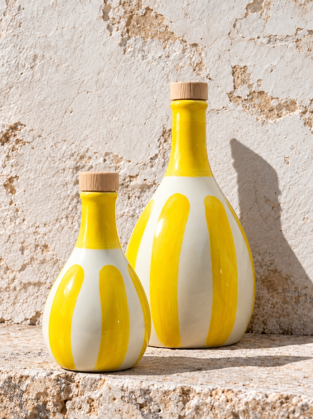 La frasca de porcelana 1490 al sol sobre un muro de piedra caliza