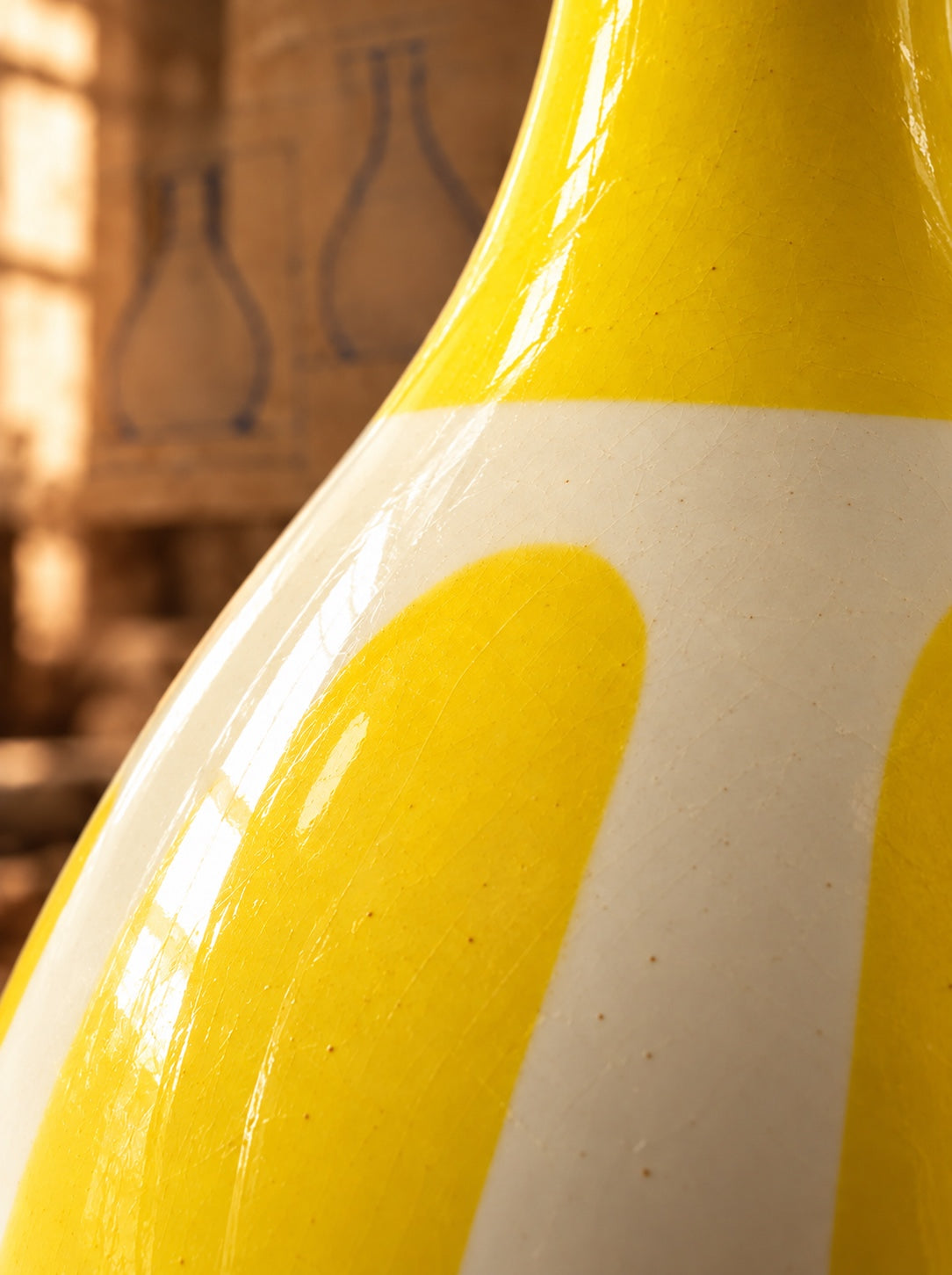Detalle macro del vidriado de la frasca de porcelana pintada a mano