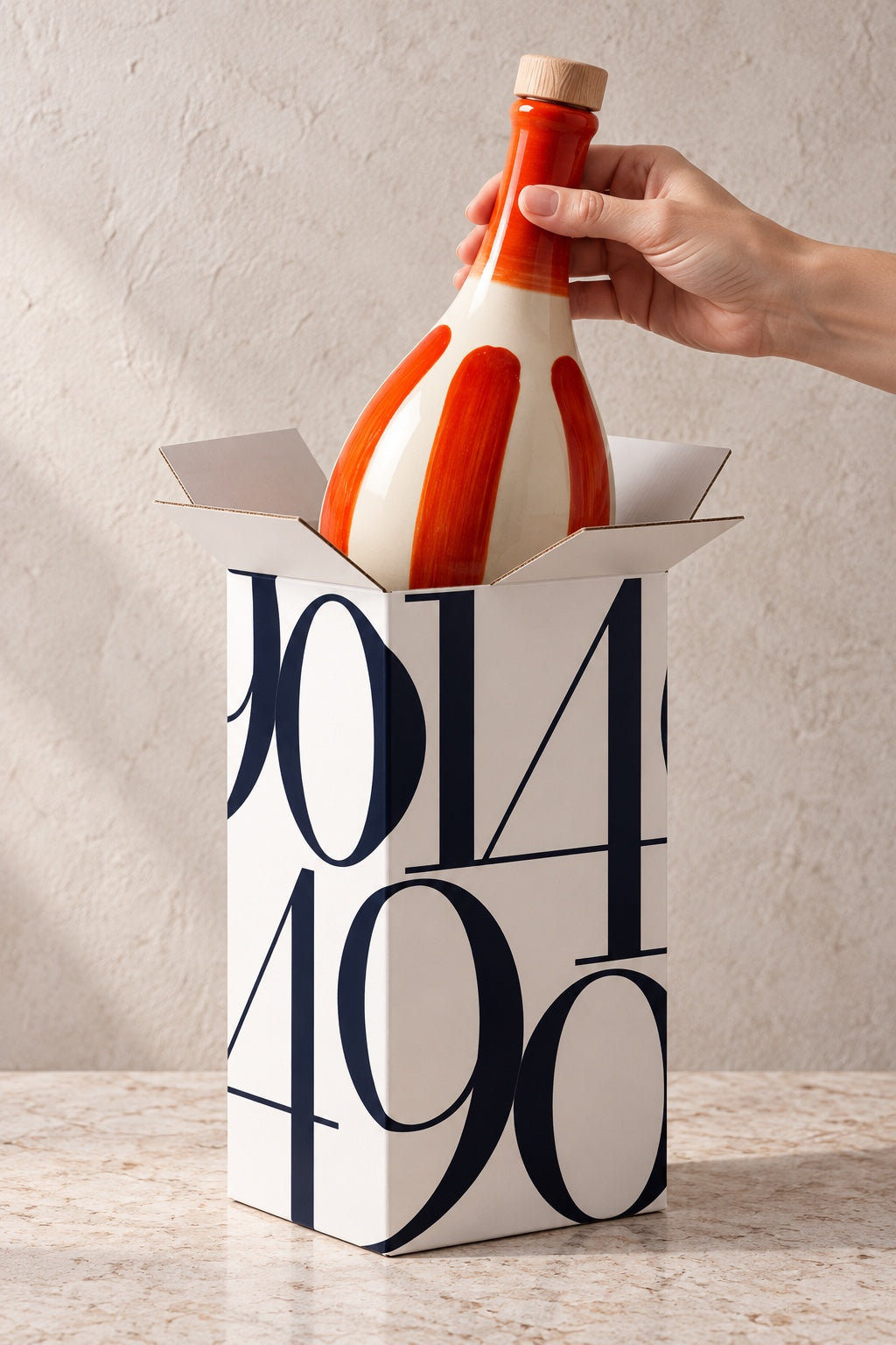 La frasca 1490 junto a su caja de regalo