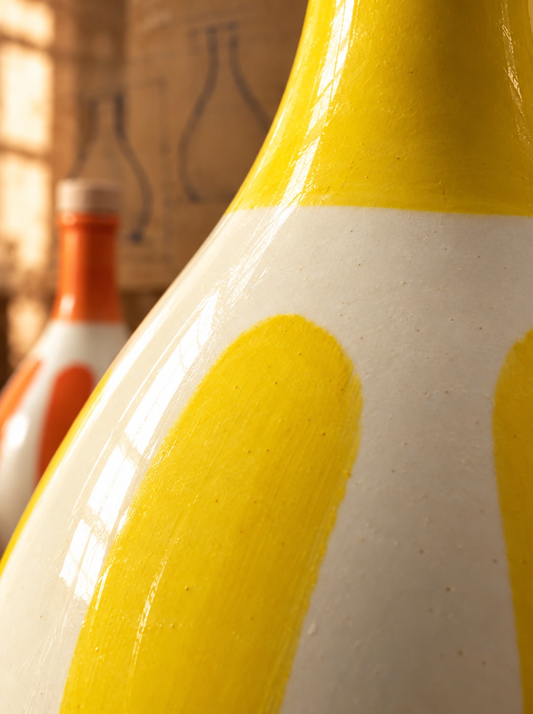 Detalle macro del vidriado de la frasca de porcelana pintada a mano