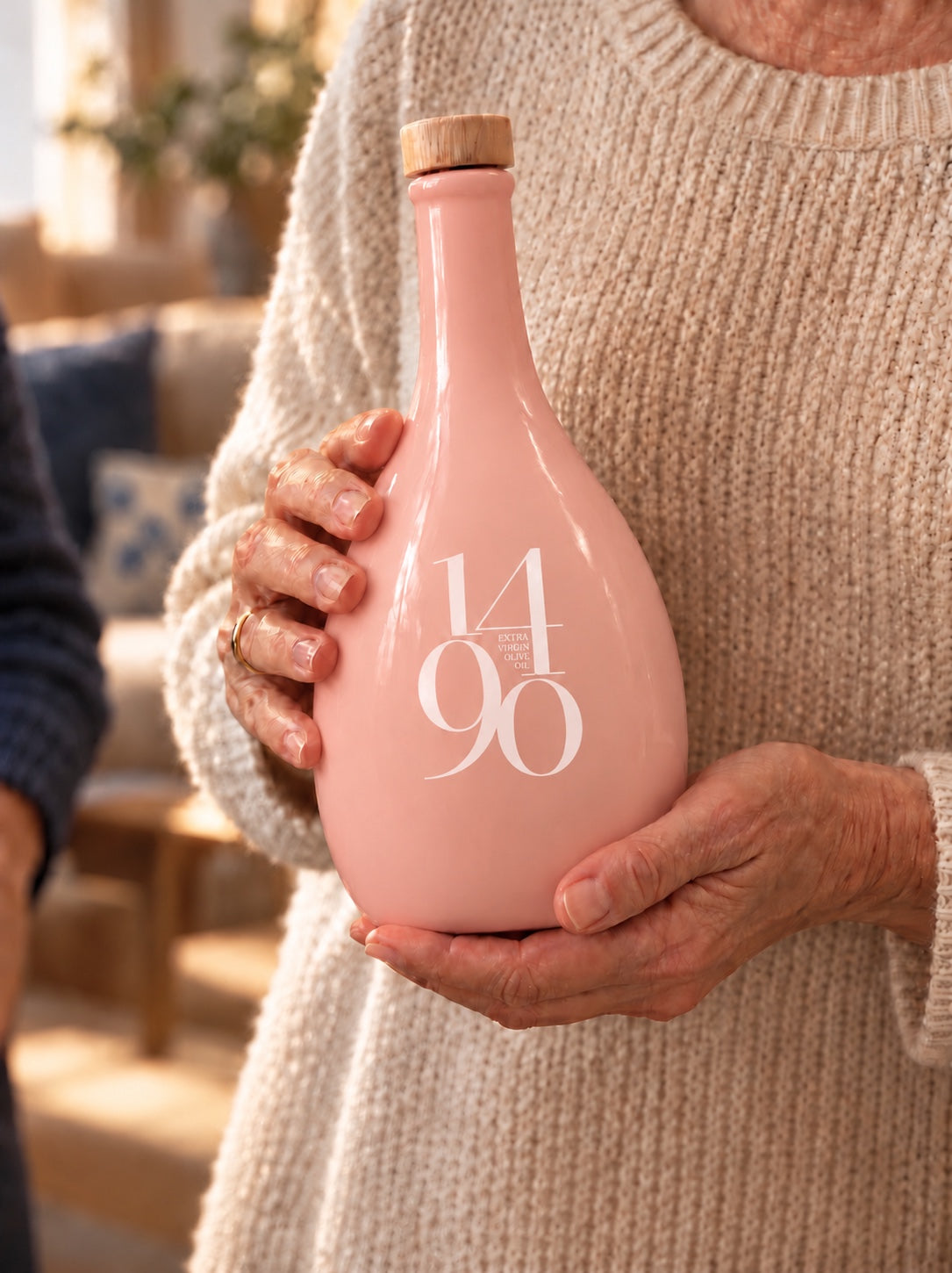 Dos manos sosteniendo la frasca de porcelana 1490